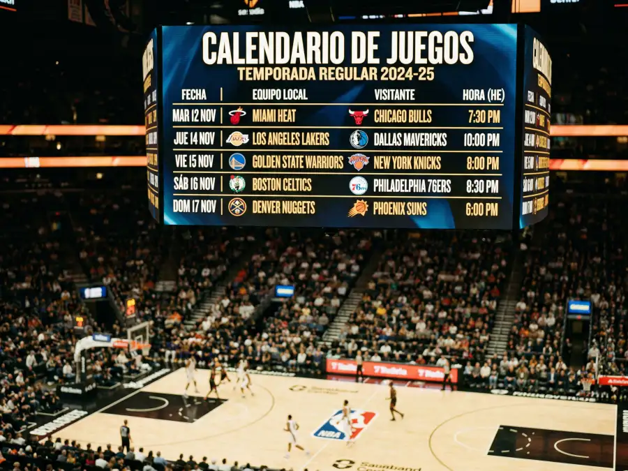 Cancha de baloncesto NBA vista desde arriba con un calendario deportivo y un reloj en primer plano