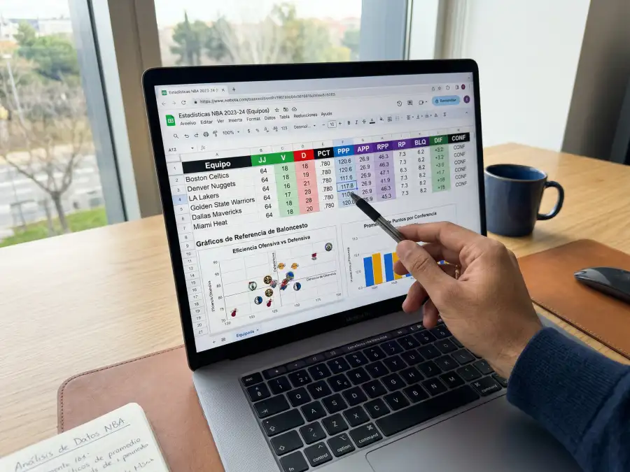 Hoja de cálculo con datos estadísticos de equipos NBA para un modelo de predicción de apuestas