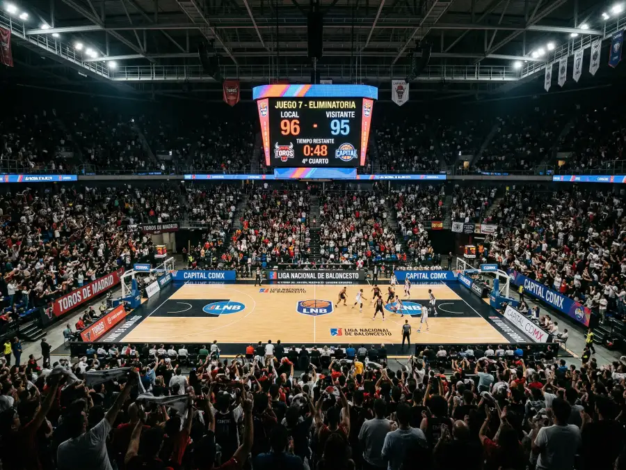 Cancha de baloncesto NBA con marcador electrónico mostrando un partido ajustado de Play-In