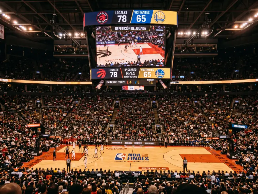 Marcador electrónico de un partido NBA mostrando una diferencia de puntos ajustada